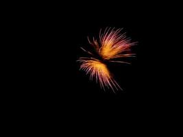 festliches Feuerwerk, Feuerwerk am Nachthimmel foto