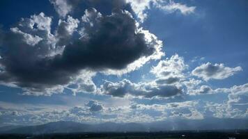 Antenne Aussicht von schön sonnig Blau Himmel mit hell Sonne leuchtenden auf Sommer- Horizont im beschwingt Sonnenlicht. natürlich Blau Himmel mit Weiß Wolken Hintergrund. foto