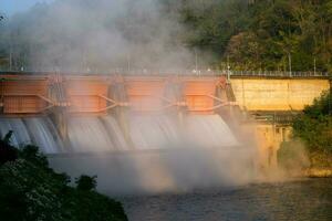 morgenlandschaft am kiew lom dam, lampang, thailand. Wasserkraftwerk, Schleusentor mit Wasser, das durch das Tor fließt. Damm mit Wasserkraftwerk und Bewässerung. foto