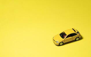 Gelb Spielzeug Auto isoliert auf Gelb Hintergrund. nach etwas bearbeitet. foto