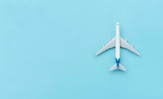 ein Flugzeug Miniatur isoliert auf Blau Hintergrund, nach etwas bearbeitet. foto