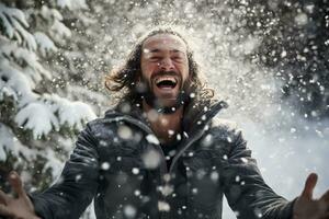 ein Mann im Winter Kleider Theaterstücke im das Schnee im Vorderseite von Haus foto