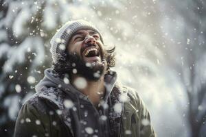 ein Mann im Winter Kleider Theaterstücke im das Schnee im Vorderseite von Haus foto