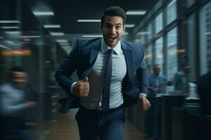 lächelnd männlich Geschäftsmann Laufen zu Arbeit mit Inspiration im Werbung Konzept foto