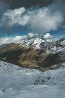 alpin Senke mit zuerst Herbst Schneefall foto