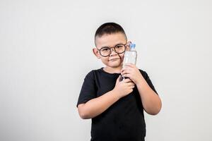 lustiger Junge mit Wasserflasche in Studioaufnahme. foto