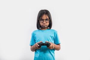 Porträt des kleinen Mädchens mit Joystick-Gamer. foto