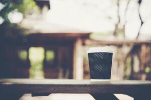 Holztisch mit Tasse Kaffee. foto