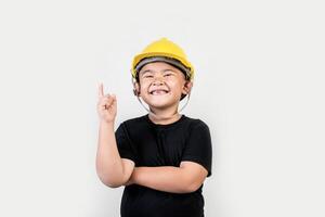 Porträt glücklicher Junge mit Ingenieurshut foto