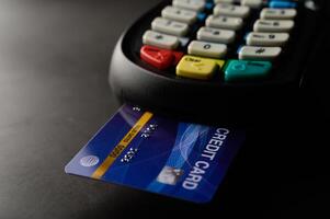 Kreditkartenzahlung, Kauf und Verkauf von Produkten foto