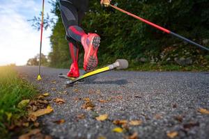 Rollschuhe auf Asphaltstraße. foto