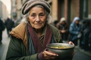 Alten obdachlos Frau mit ein Schüssel von Suppe. das Problem von obdachlos Frauen, alt Menschen auf das Straße, Hunger, Armut. ai generativ foto