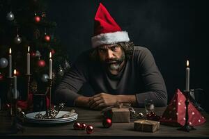 traurig deprimiert Mann beim Zuhause Sitzung beim das Tabelle in der Nähe von Weihnachten Baum, Mann feiern Weihnachten und Neu Jahr ai generativ foto