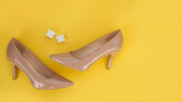 Fußsilikon-Zehentrenner und beige Schuhe. Valgus an weiblichen Füßen foto