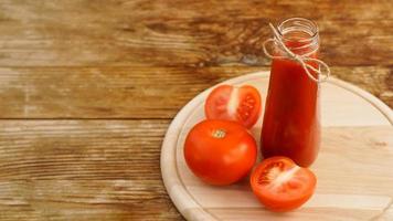 Tomatensaft, frische Tomaten auf Holzuntergrund horizontal foto
