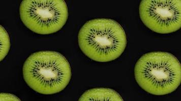 saftige Kiwi-Fruchtreihen auf schwarzem Hintergrund, Ansicht von oben, Textfreiraum