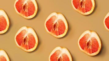 Grapefruit-Muster auf goldenem Hintergrund. minimales Flat-Lay-Konzept foto