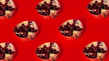 Muster aus roten Granatäpfeln in Reihen auf rotem Grund foto