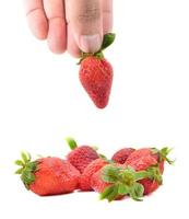Hand mit Erdbeere foto