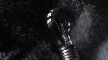 Glühbirne auf grauem Strickhintergrund foto