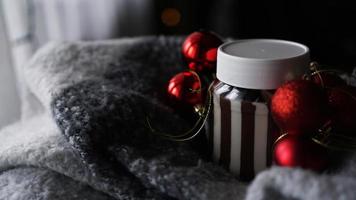 süße Schokoladencreme im Glas vor Weihnachtshintergrund