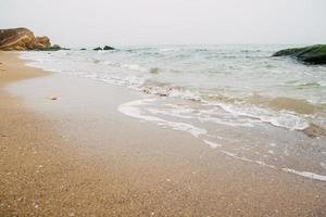 Gelbe und rote Sandsteinfelsen befinden sich direkt am Meer foto