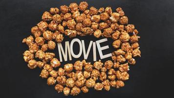 goldene Karamell-Popcorn-Nahaufnahme. Hintergrund von Popcorn foto