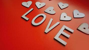 Valentinstag Hintergrund mit roten Herzen und Buchstaben