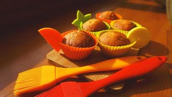 einfache Mini-Muffins in bunten Silikon-Backformen foto