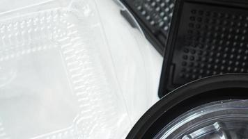 schwarz-weißer Lebensmittelbehälter aus Kunststoff auf weißem Hintergrund foto