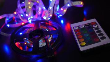 LED-Streifen in lila Farben und ein Bedienfeld zum Wechseln der Farben foto