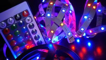 LED-Streifen in lila Farben und ein Bedienfeld zum Wechseln der Farben foto