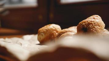 französisches Frühstück mit Croissant, Kraftgeschirr auf Kraftpapier foto