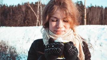 schöne junge Frau mit Tasse Kaffee mit Marshmallow foto