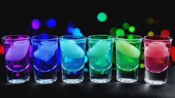 Variation von harten alkoholischen Shots, die auf der Bartheke serviert werden foto
