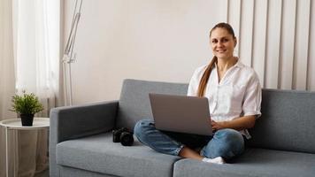 glückliche junge Frau mit Laptop zu Hause foto