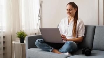 glückliche junge Frau mit Laptop zu Hause foto