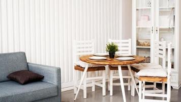 runder Esstisch aus Holz und weiße Stühle