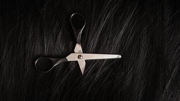 Perücke und Schere - schwarze Perücke - Frisurenhintergrund foto