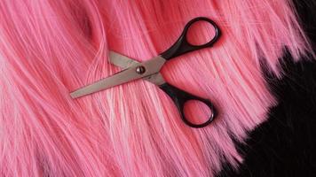 Perücke und Schere - rosa Perücke - Frisur Hintergrund foto