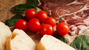 Brotscheiben, Kirschtomaten, Spinat und Schinken. Zutaten foto