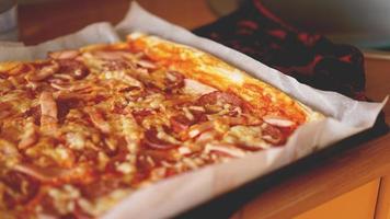 hausgemachte Pizza auf einem rustikalen Holztisch. foto