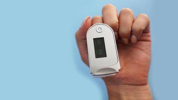 medizinisches Gerät für Hypoxie. weiblicher Finger in einem Pulsoximeter foto