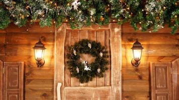 Eingangstür weihnachtlich dekoriert foto
