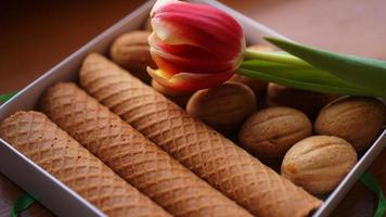 Shortbread-Kekse und Tulpen. Geschenk an die Frau foto