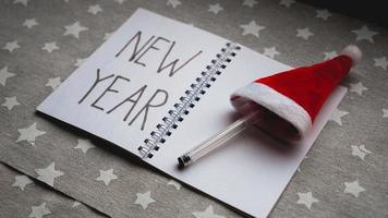 Notizbuch mit Stift zum Schreiben von Neujahrszielen foto