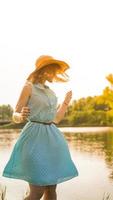 Frühlingsmädchen, das die Natur genießt. schöne junge Frau im Freien foto