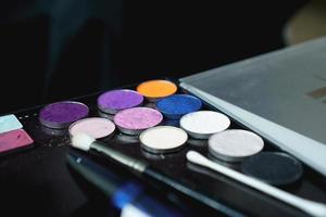 Palette von Schatten für Make-up auf einem unscharfen Hintergrund, Nahaufnahme foto
