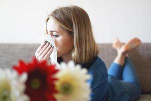 Frühlingserkältung oder Allergien. attraktives Mädchen ist allergisch foto