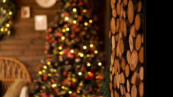 schönes, weihnachtlich dekoriertes Zimmer mit Weihnachtsbaum